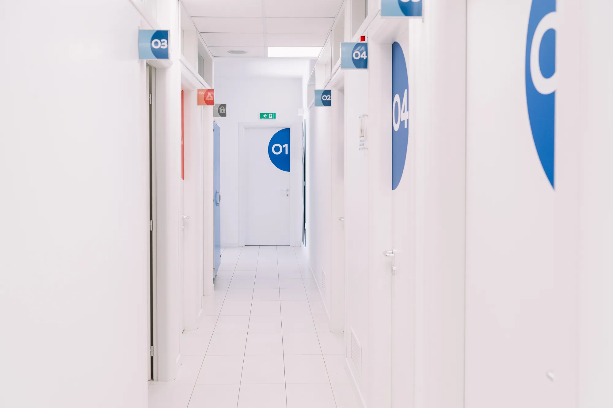 Il corridoio luminoso degli ambulatori, con le porte numerate