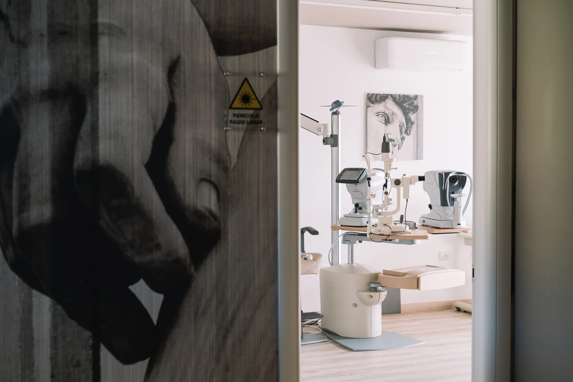 Lo studio oculistico con le apparecchiature per la visita